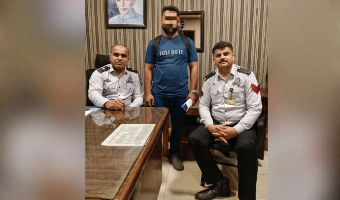 FIA Foils Fake Saudi Visa Attempt at Karachi Airport FIA immigration officials checking a passenger's travel documents at Karachi's Jinnah International Airport after detecting a suspected fake Saudi visa.