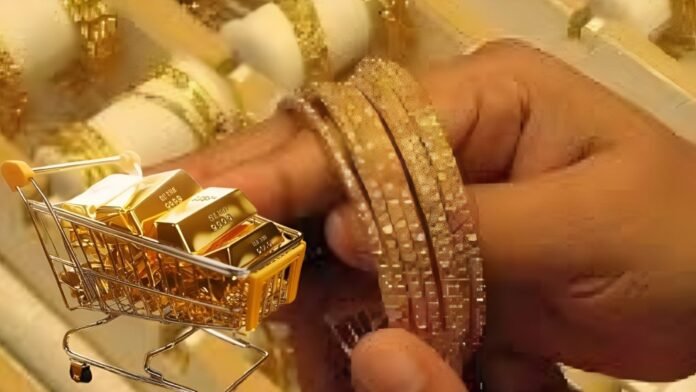 Gold Prices Surge in Pakistan as Per Tola Rate Jumps to Rs431,736 Gold bars and jewelry displayed at a jewelry shop, representing the increase in gold and silver prices in Pakistan following gains in the international bullion market.
