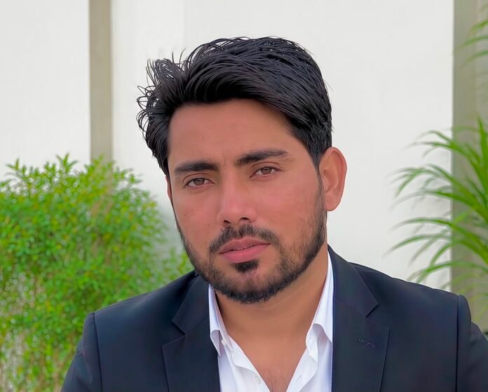 Shakeel Rehman – Pakistani Social Media Influencer, Content Creator & Entrepreneur Portrait of Shakeel Rehman, a Pakistani social media influencer, content creator, and entrepreneur from Khairpur, Sindh, known for digital communication, entrepreneurship, and online audience engagement.