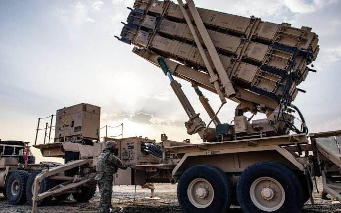 U.S. military aircraft and Pentagon imagery representing the temporary pause in strikes on Iran amid concerns over shrinking weapons stockpiles