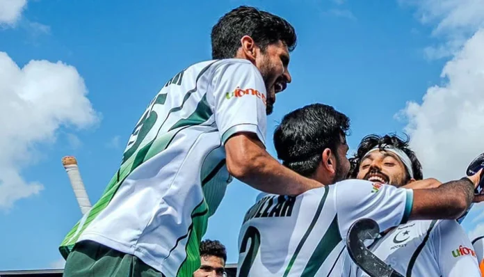Pakistan hockey players celebrate 4-3 win over Japan at World Cup