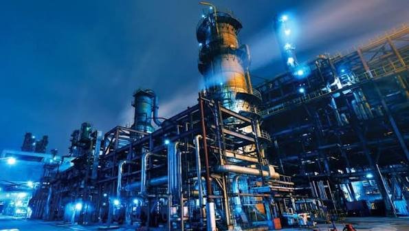 Oil refinery complex in Pakistan representing the government’s multibillion-dollar plan to modernise existing refineries and improve domestic fuel production