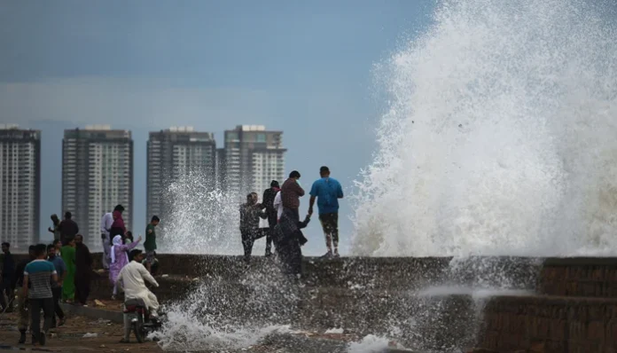 Hot and humid weather conditions in Karachi with sea breeze expected in the evening