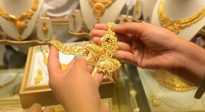 Gold and silver prices fall in Pakistan amid a decline in international bullion rates