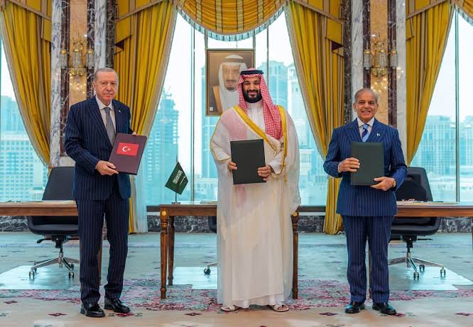 Leaders of Pakistan, Saudi Arabia and Türkiye at the signing of the Makkah Joint Defence Agreement in Makkah.